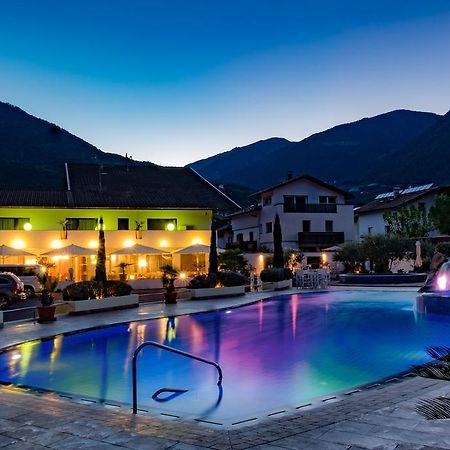 Schlosshof Charme Resort - Hotel & Camping Lana Dış mekan fotoğraf