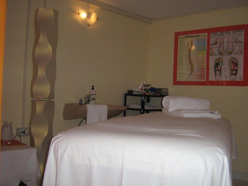 Schlosshof Charme Resort - Hotel & Camping Lana Dış mekan fotoğraf