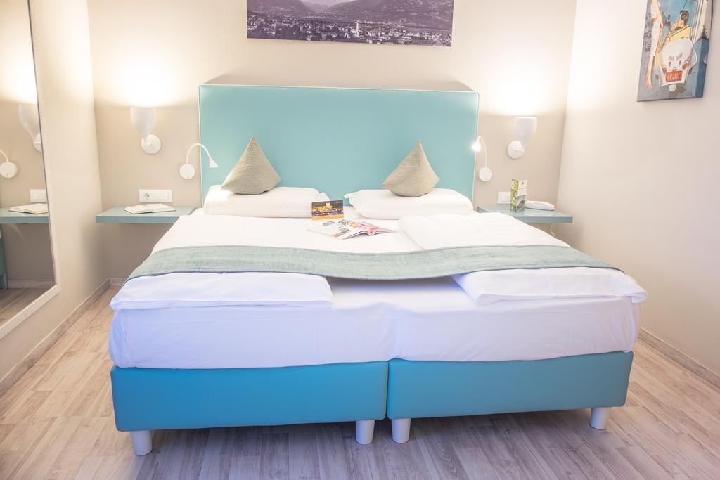 Schlosshof Charme Resort - Hotel & Camping Lana Dış mekan fotoğraf