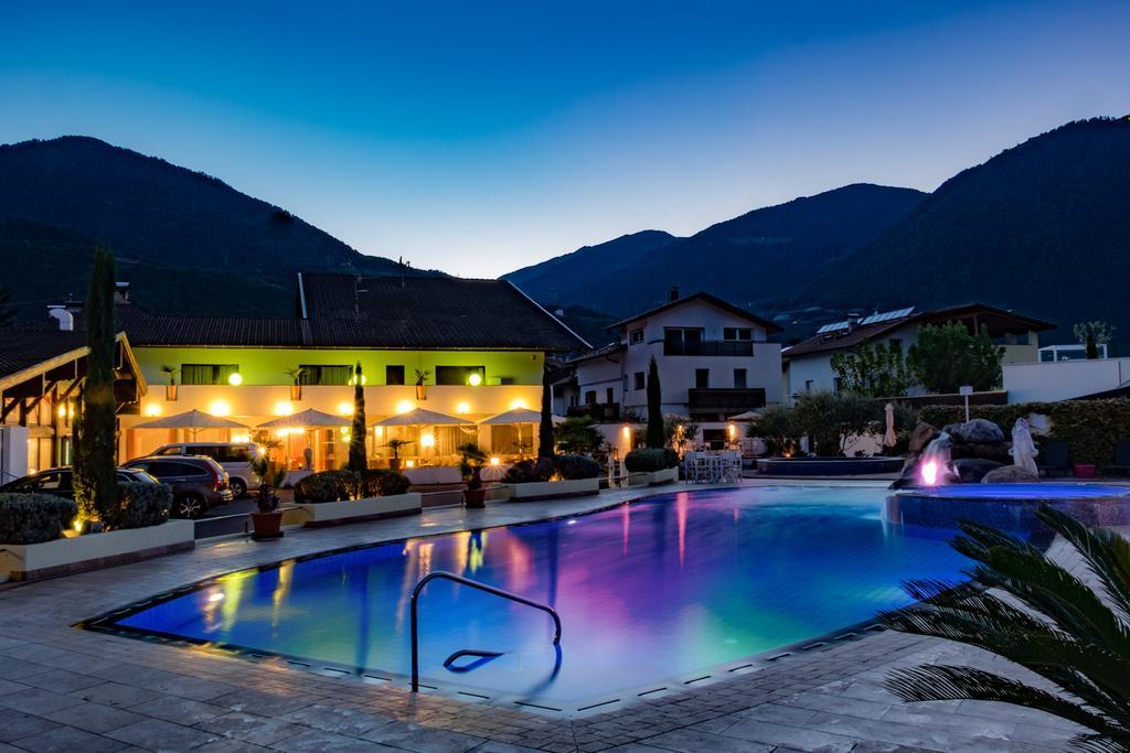 Schlosshof Charme Resort - Hotel & Camping Lana Dış mekan fotoğraf