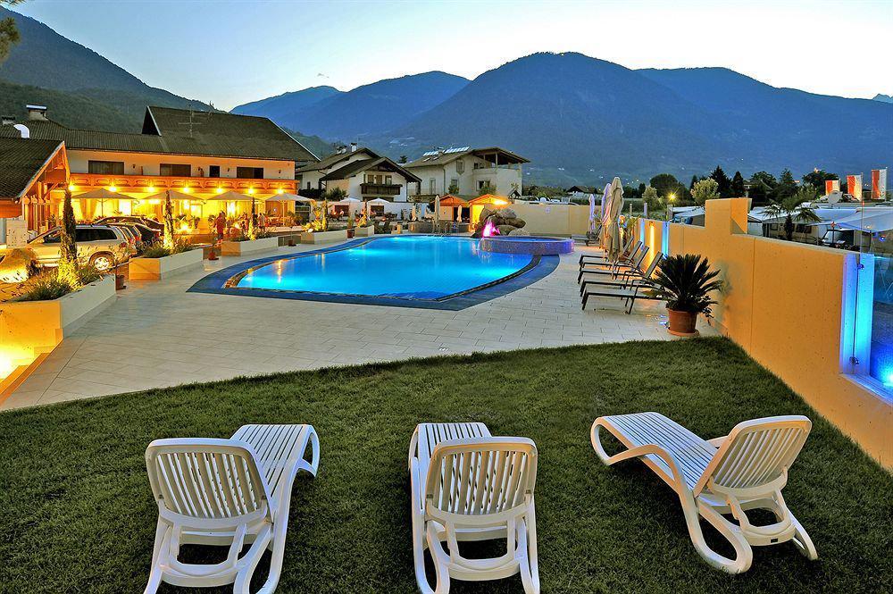 Schlosshof Charme Resort - Hotel & Camping Lana Dış mekan fotoğraf