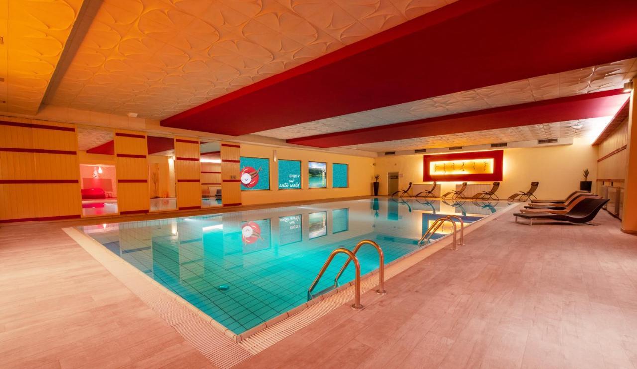 Schlosshof Charme Resort - Hotel & Camping Lana Dış mekan fotoğraf